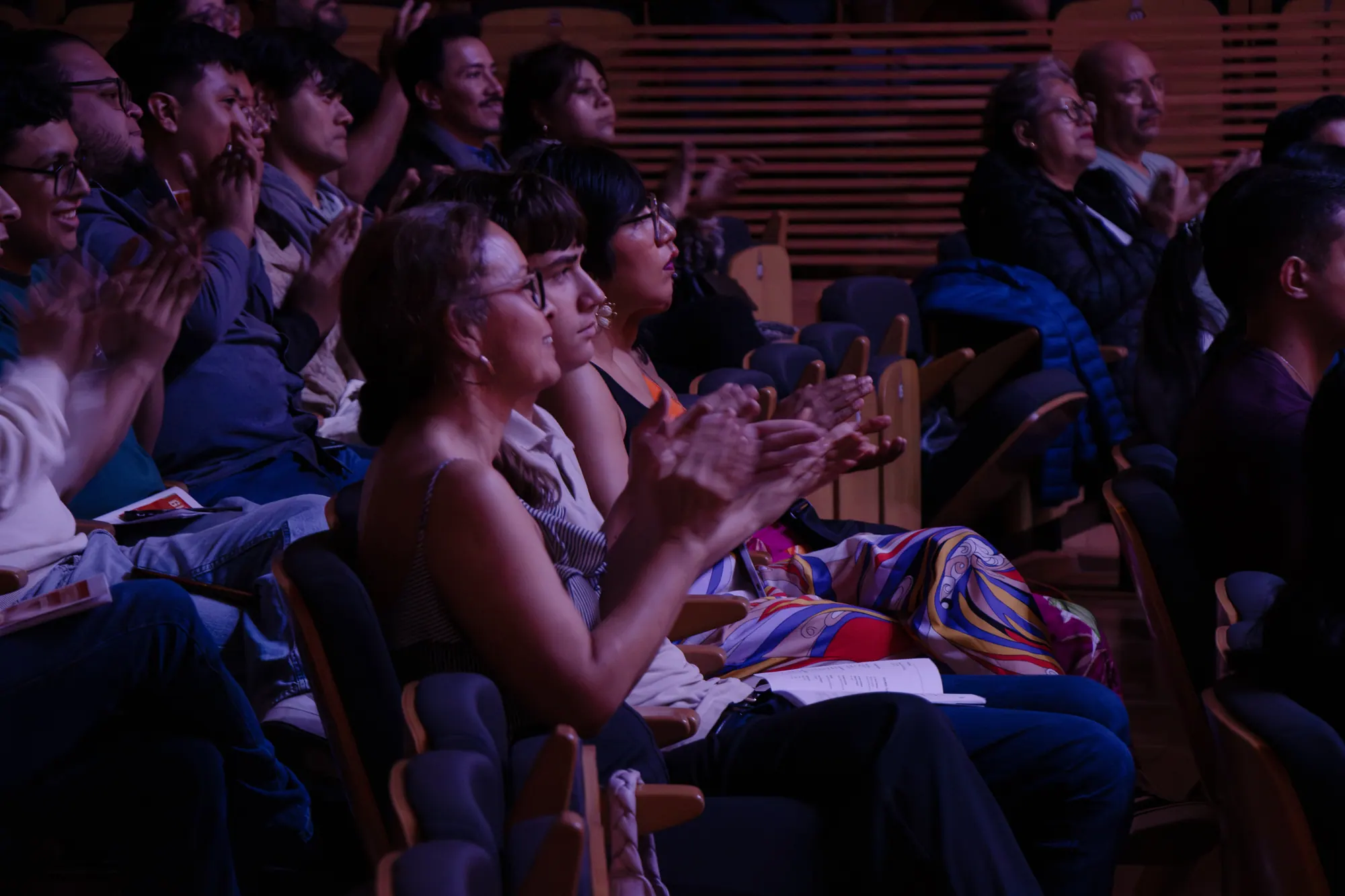 Público aplaudiendo en una sala de conciertos durante una función de ALMA Boston