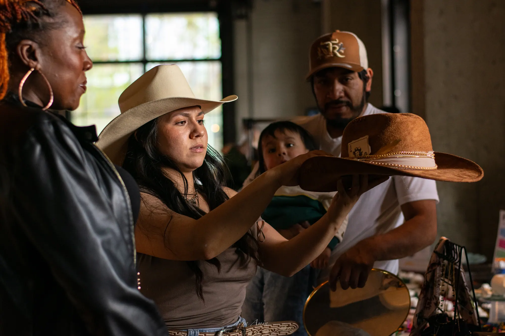 Un músico acomoda un sombrero a una joven antes de una función