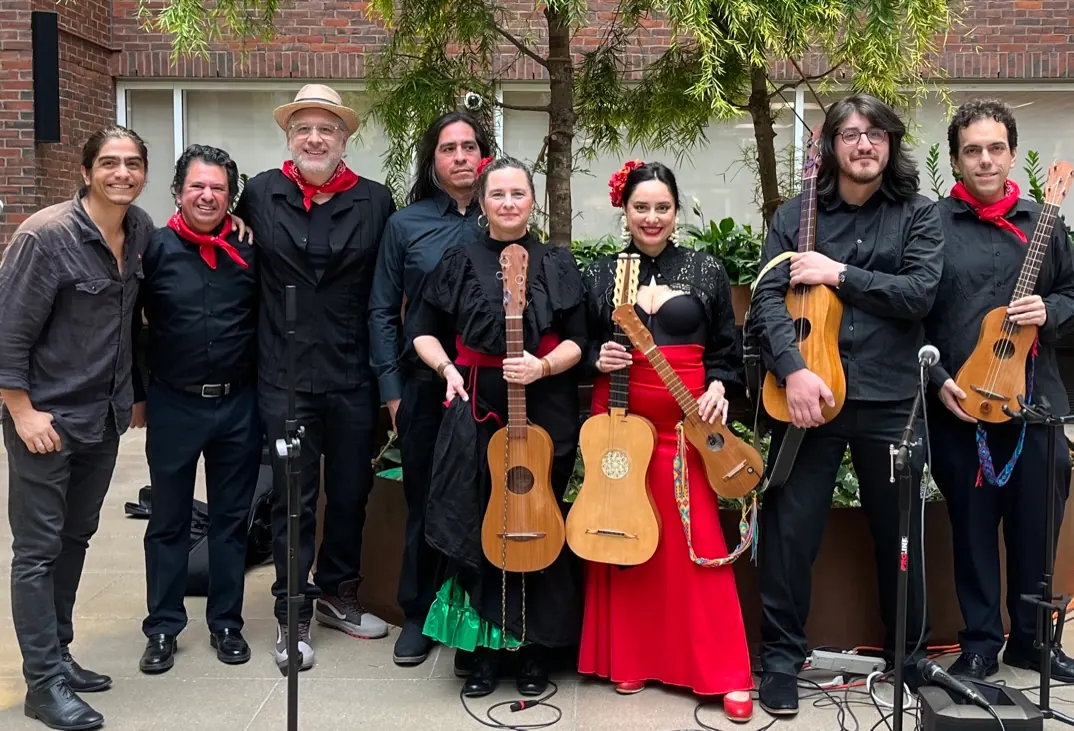 Ensamble de son jarocho con jaranas y paliacates rojos en Harvard