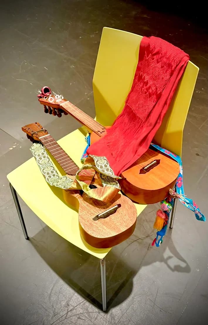 Jaranas y un rebozo rojo sobre una silla
