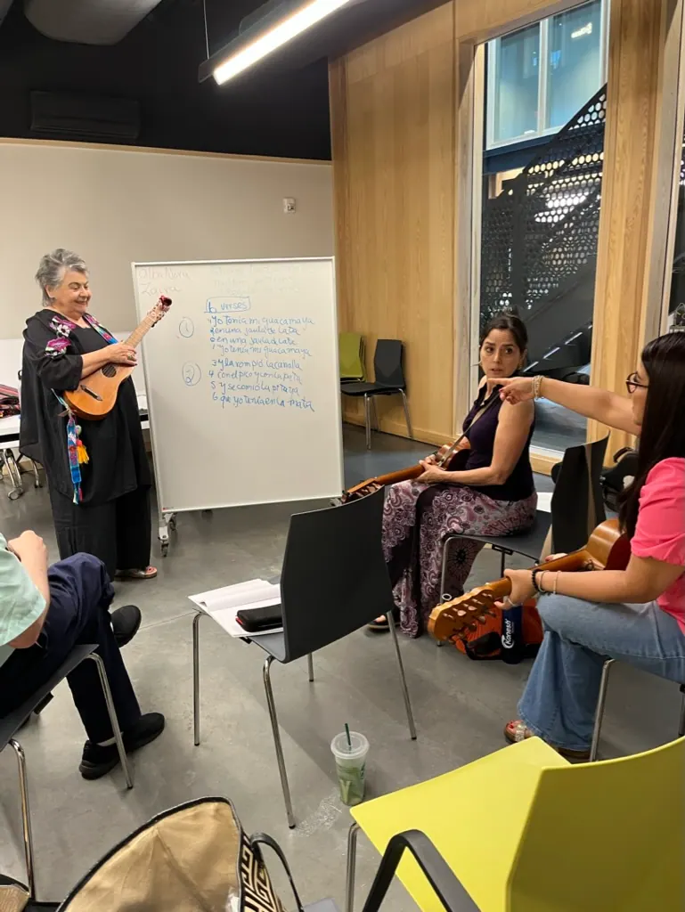 Taller de jarana en The Foundry: la maestra explica la versada en un pizarrón