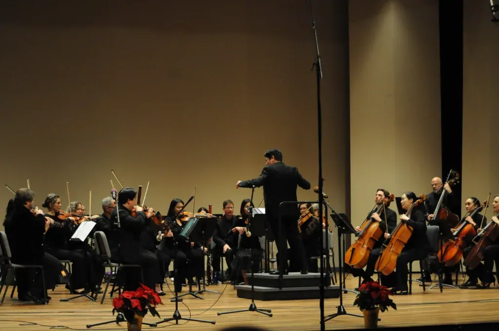 La Orquesta UNIDOS con su director en el escenario