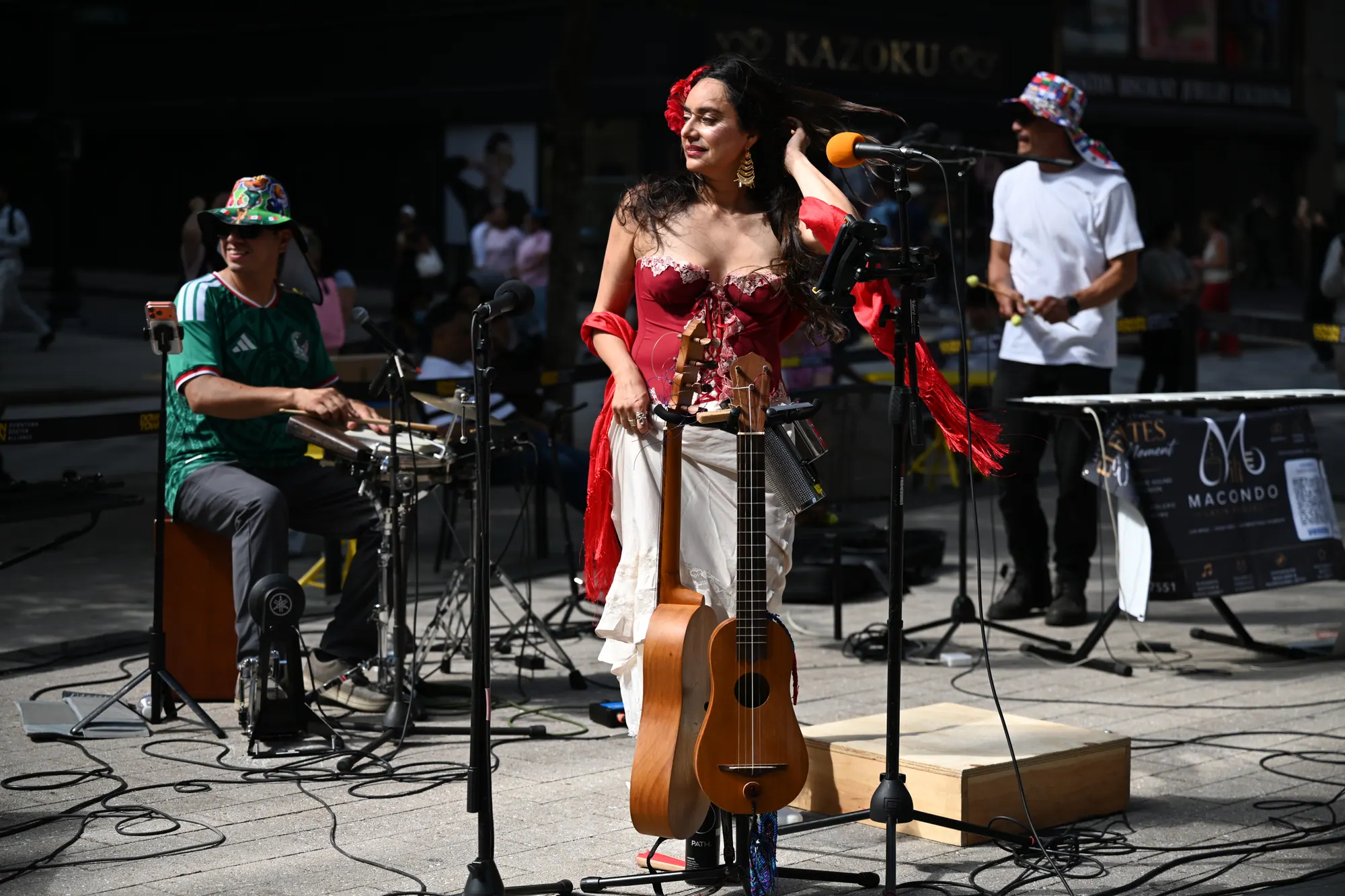 Zaira Meneses cantando con su jarana en un escenario al aire libre